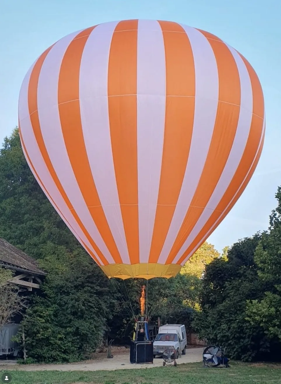 Montgolfière posée près d’un bois