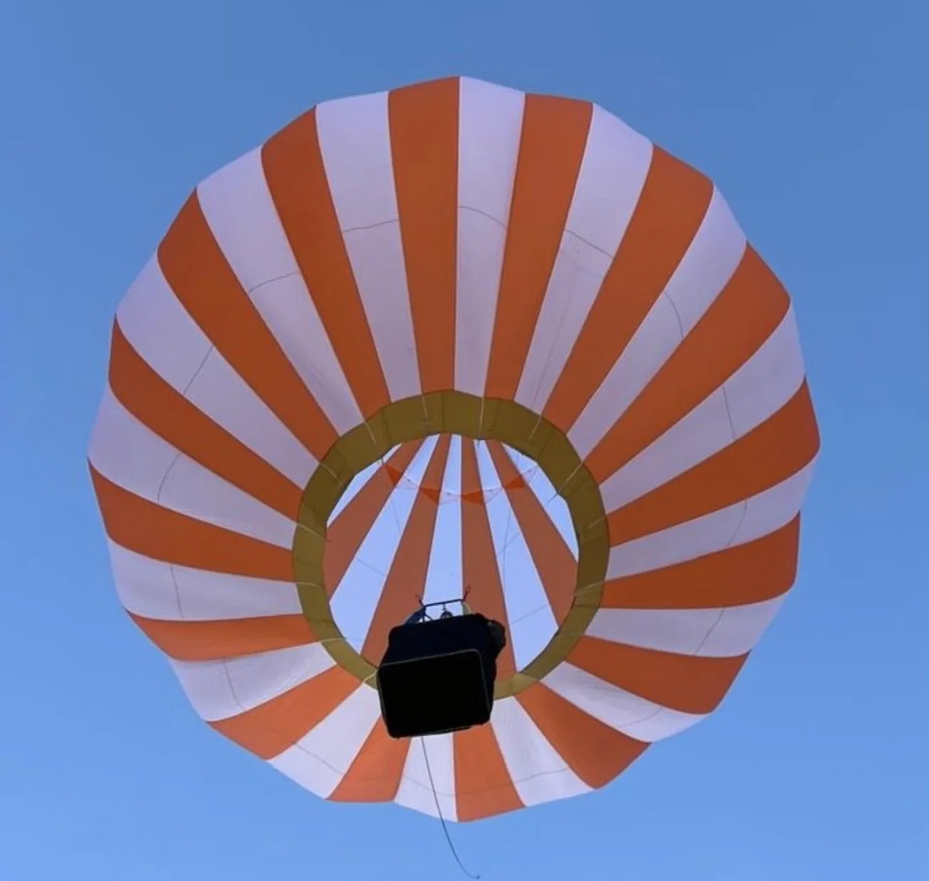 Montgolfière vue du dessous au décollage