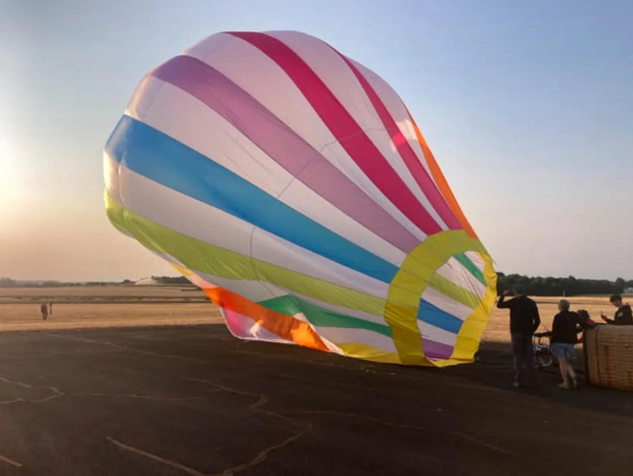 Aufrüsten eines Heißluftballons am frühen Morgen