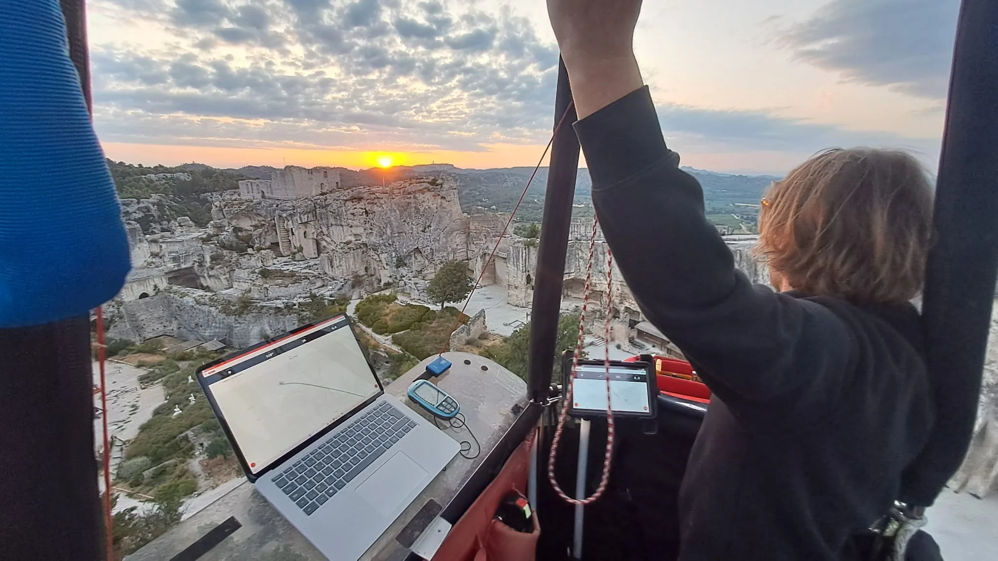 WindXplorer em um notebook e um tablet dentro do cesto, ao nascer do sol