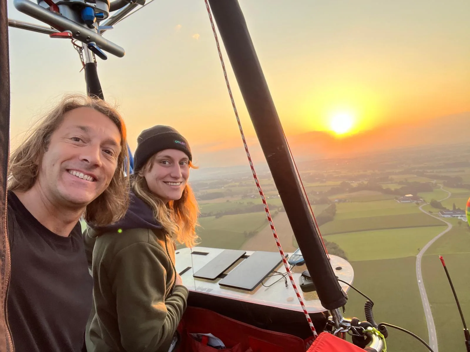 Piloto e tripulante no cesto ao nascer do sol