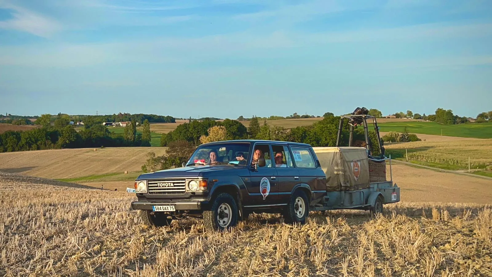 Verfolgerfahrzeug mit Anhänger auf einem Feld